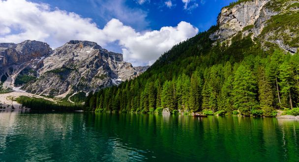 Lake Prags (ook bekend als Pragser Wildsee of Lago di Braies) in Dolomieten gebergte, Sudtirol, Italië - Europa. Romantische plek met de typische houten boten op de alpine meer. - Foto, afbeelding