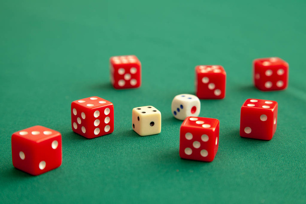 カジノで緑の火かき棒ゲームのテーブルに赤いサイコロは。概念のオンライン ギャンブル - 写真・画像
