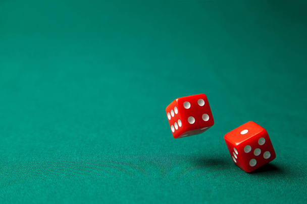 Δύο κόκκινα ζάρια στον πίνακα τυχερού παιχνιδιού πράσινο πόκερ στο καζίνο. Έννοια online τυχερά παιχνίδια. Χώρο αντίγραφο για το κείμενο - Φωτογραφία, εικόνα