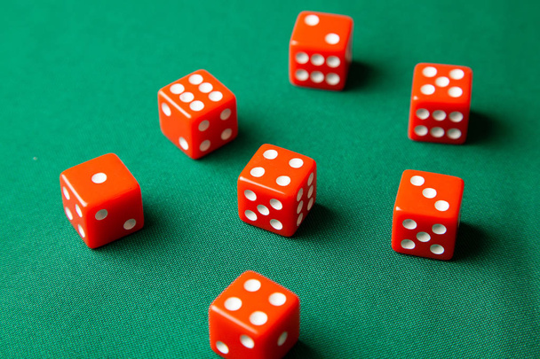 Punaiset nopat vihreällä pokeripöydällä kasinolla. Verkkopelaamisen käsite
 - Valokuva, kuva