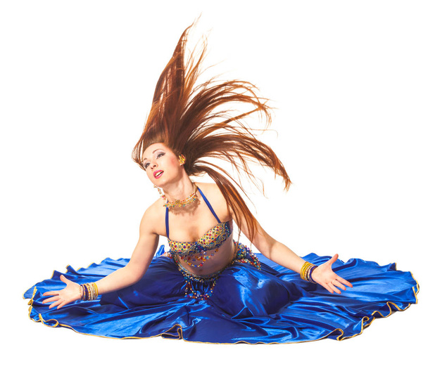 Young beautiful belly dancer in a blue costume - Foto, afbeelding