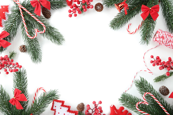 Різдвяні прикраси з гілками ялинки на білому тлі
 - Фото, зображення
