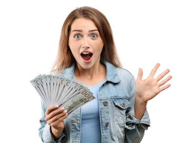 Έκπληκτος νεαρή γυναίκα με πολλά χρήματα σε λευκό φόντο - Φωτογραφία, εικόνα