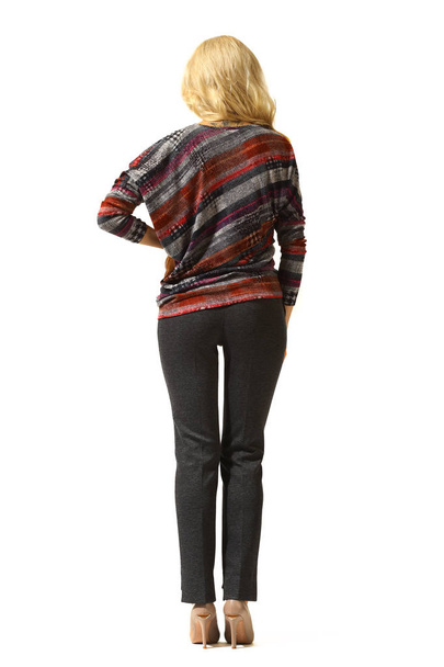 блондинка бізнес жінка виконавча позування в офіційній друкованій блузці штани високі підбори стилет взуття
 - Фото, зображення