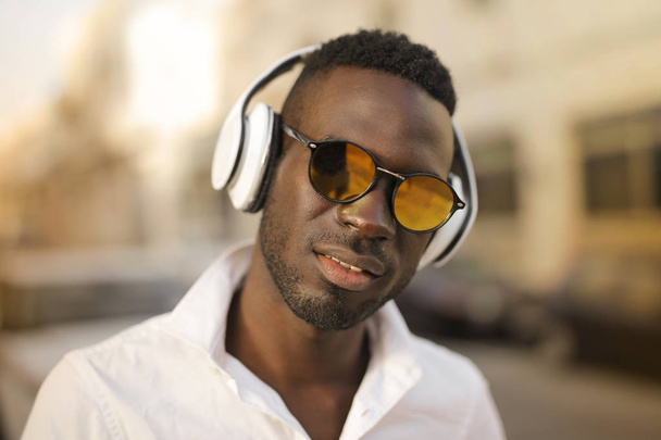 Чоловік слухає музику з навушниками
 - Фото, зображення