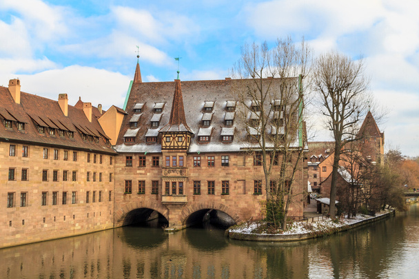 ニュルンベルク、ドイツの川に沿って古代中世病院 - 写真・画像