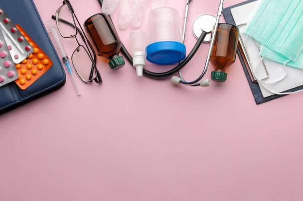 Γιατρός πίνακας. Ιατρικές προμήθειες σε φωτεινά ροζ φόντο. θέα από ψηλά. με χώρο για επιγραφή. Επίπεδη θέσει - Φωτογραφία, εικόνα