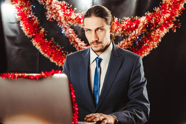 Geschäftsmann am Laptop im neuen Jahr - Foto, Bild