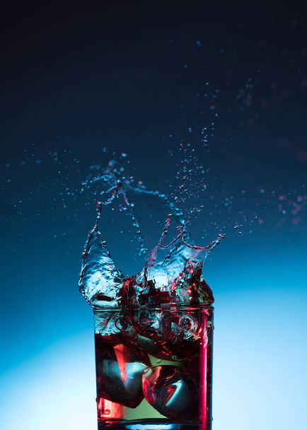 Whisky-Cocktail-Likör spritzt Alkohol ins Glas - Foto, Bild
