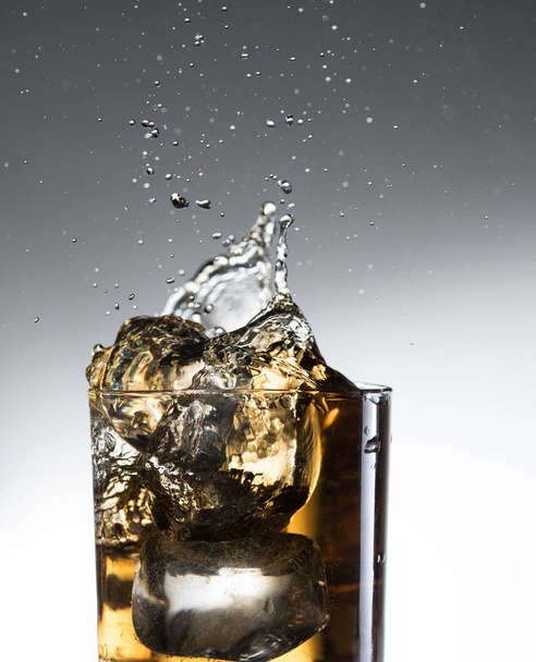 グラスにウイスキー カクテル酒スプラッシュ アルコール - 写真・画像
