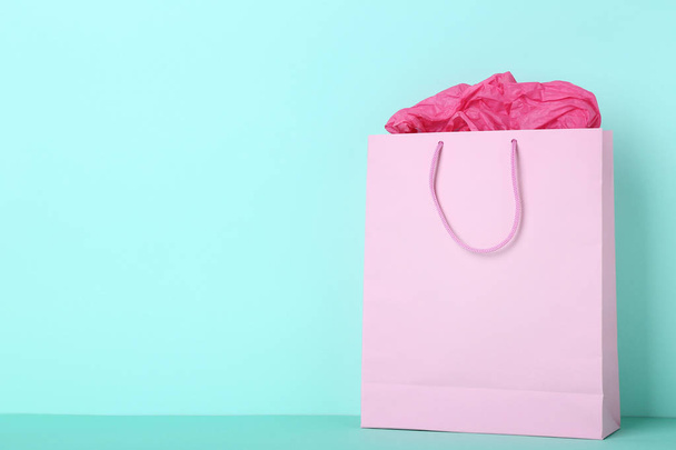 Paper shopping bag on mint background - Valokuva, kuva