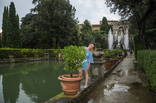ROMA, ITALY - AUGUST 2018: Young charming girl near the fountain in Villa d'Este in Tivoli - Φωτογραφία, εικόνα