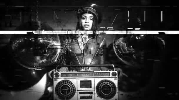 seksikäs latinalainen nainen poseeraa retro boombox ja disco pallot
 - Materiaali, video