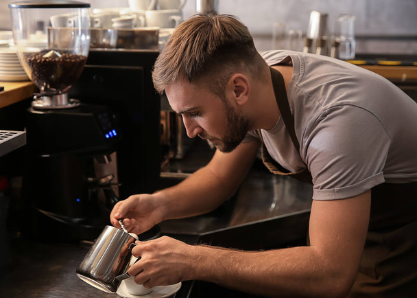 Przygotowywanie świeżych aromatycznej kawy w kawiarni Barista - Zdjęcie, obraz