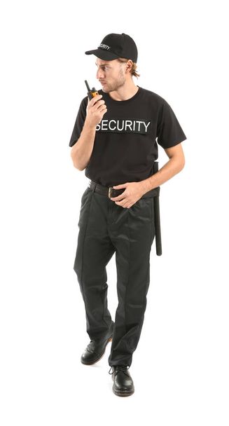 Protetor de segurança masculino com transmissor de rádio portátil em fundo branco
 - Foto, Imagem