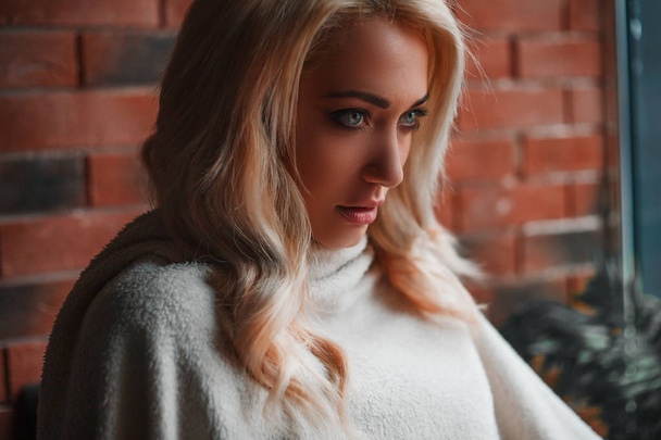 Strict blonde girl, beautiful model, sitting in a cafe - Foto, imagen