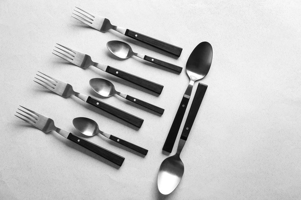 Ensemble de fourchettes et cuillères argentées sur fond clair
 - Photo, image