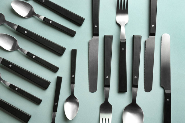 Ensemble de fourchettes, cuillères et couteaux argentés sur fond clair
 - Photo, image