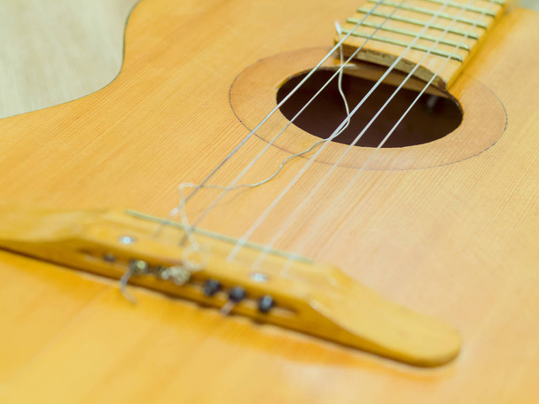 Gebroken klassieke gitaar - Foto, afbeelding