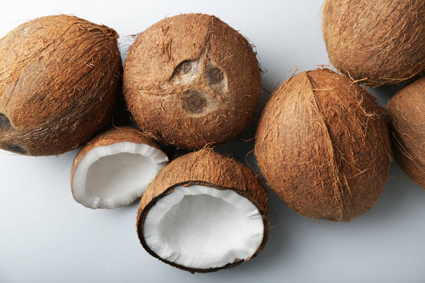Cocos maduros sobre fondo claro
 - Foto, imagen