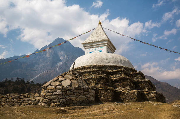 Buddhist stupa on track to Everest Base Camp - Foto, afbeelding