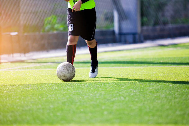 Piłka nożna gracz szybkość uruchamiania strzelać piłkę do bramki na sztuczną - Zdjęcie, obraz