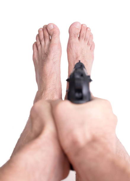 Man schieten zichzelf in de voet - Foto, afbeelding