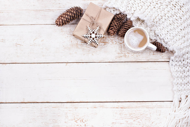 Подарки, шишки, подарки, кофе, какао. Рождество, Новый год. Женская рука держит чашку. Зима, Новый год, Рождество натюрморт.  - Фото, изображение