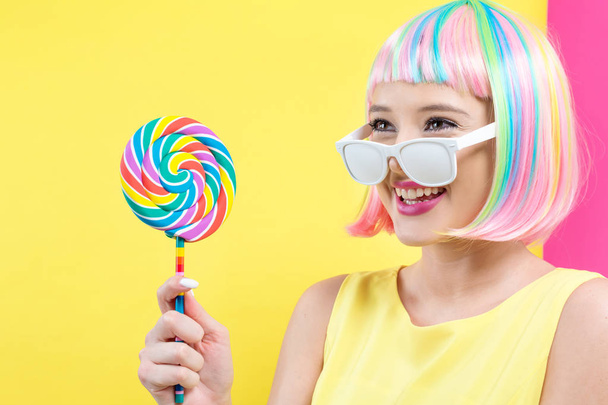Woman in a colorful wig with a lollipop - Foto, Imagem