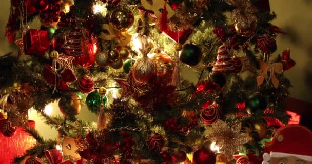klassischer Silvesterbaum beleuchtet. Weihnachtsdekoration im Grunge Room Interieur mit Kamin - Filmmaterial, Video