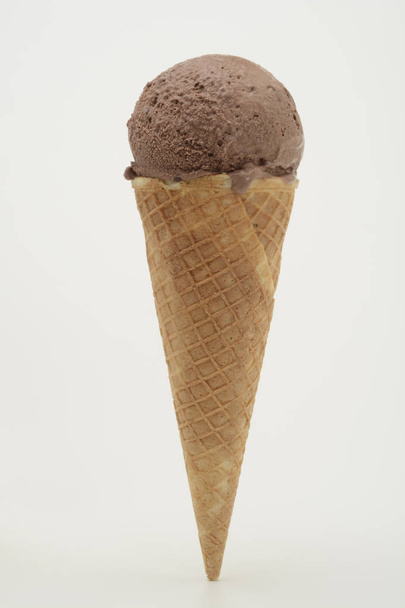 cone de sorvete com sorvete de chocolate
 - Foto, Imagem