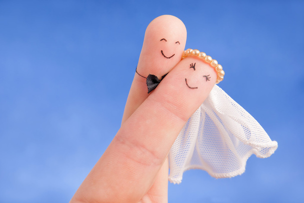 Concept juste marié - jeunes mariés peints aux doigts contre le ciel bleu, bon usage pour la carte d'invitation de mariage
 - Photo, image