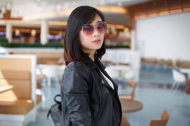 portrait of brunette young asian woman in sunglasses in cafe - Foto, immagini