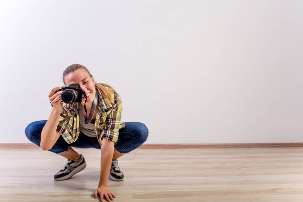 different photographer poses: bending, squatting, lying down - Foto, immagini