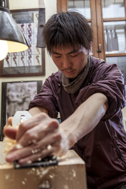 craftsman japaneese violinmaker began working on a new violin in his workshop - Zdjęcie, obraz
