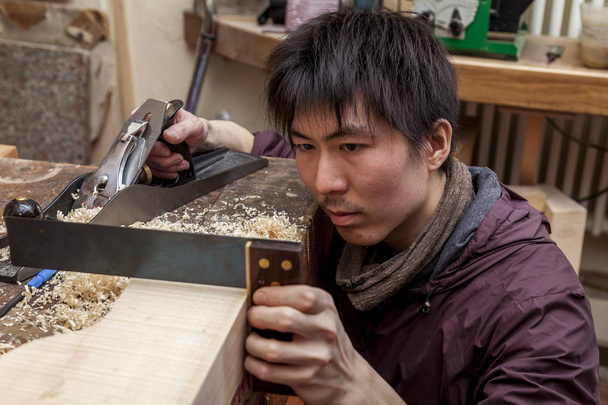 craftsman japaneese violinmaker began working on a new violin in his workshop - Fotoğraf, Görsel