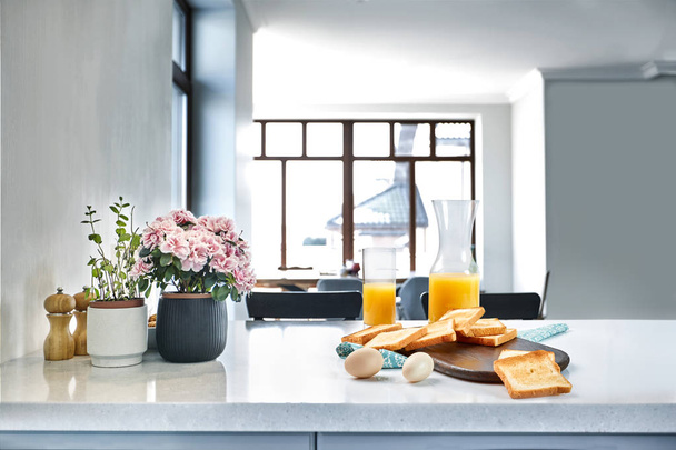 Часть тостов на деревянной доске с апельсиновым соком. Завтрак подается на столе с голубой салфеткой
. - Фото, изображение