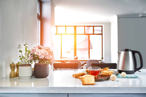 Pane tostapane ottimo per la prima colazione nella vostra giornata di fretta. Ramponamento solare
 - Foto, immagini