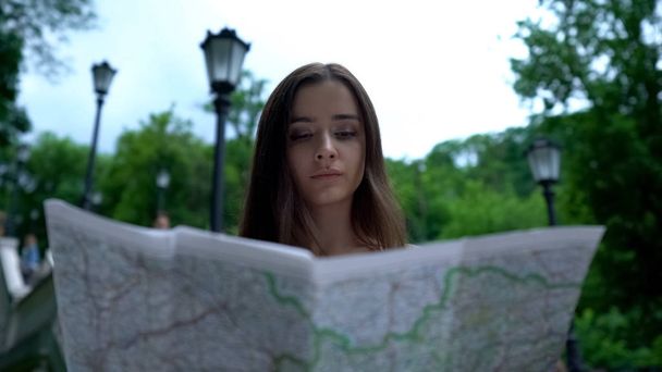 Señorita turista usando mapa para la navegación, perdido en lugar desconocido, turismo
 - Foto, imagen