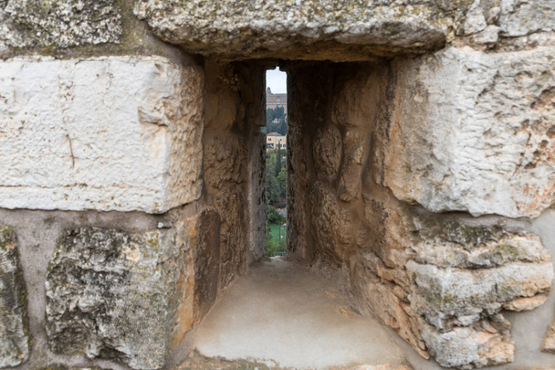 Veja através da brecha fechada no muro da fortaleza da cidade na cidade perto do Portão de Jaffa na cidade velha de Jerusalém, Israel
 - Foto, Imagem