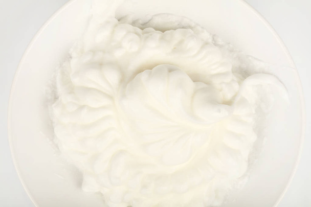 Close up panna montata fresca in ciotola bianca
 - Foto, immagini