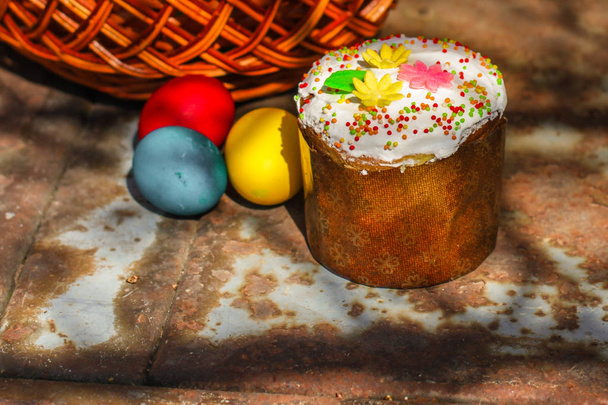 Pasen taart en paaseieren. Vrolijk Pasen! (traditionele decoratie en traktaties) Pasen voedsel. Kopieer ruimte. bovenaanzicht - Foto, afbeelding