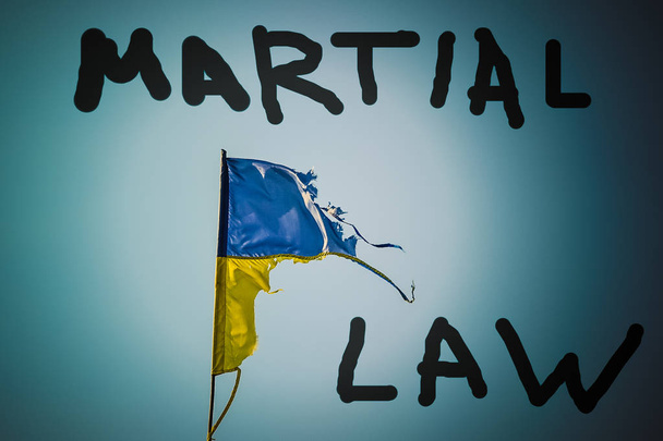 Ukrán zászló és szöveg Martial Law, a kék ég háttér - Fotó, kép