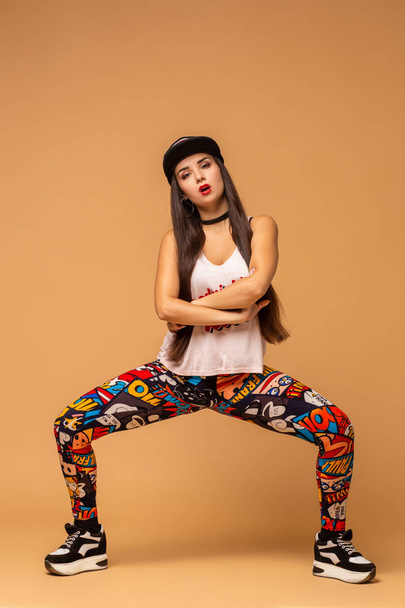 Bailarina de estilo moderno posando sobre fondo de estudio
 - Foto, Imagen