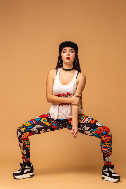 Danseuse de style moderne posant sur fond de studio
 - Photo, image
