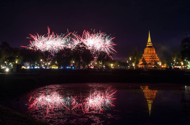 Gyönyörű tűzijáték elmélkedés alatt régi Pagoda Loy Krathong fesztivál Sukhothai Thaiföld csodálatos történelmi város - Fotó, kép