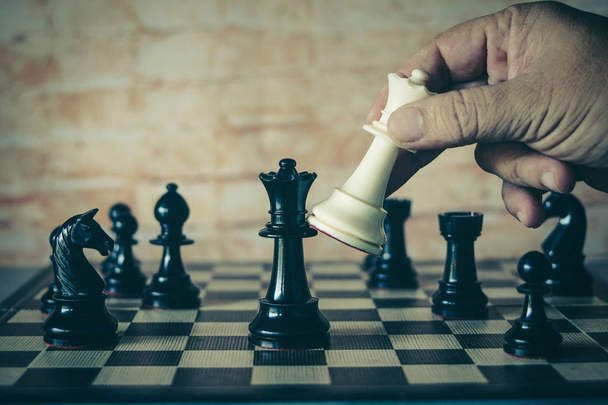 mano del hombre de negocios moviendo la figura del ajedrez para ganar el juego de competición. , concepto de éxito de la estrategia empresarial
. - Foto, imagen