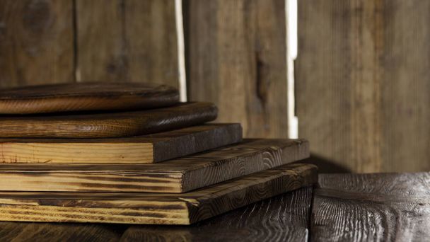 enfoque selectivo de pila de diferentes tablas de cortar de madera en la vieja mesa de madera
 - Foto, imagen