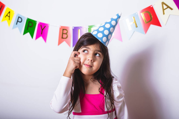 Little Girl Celebrating Her Birthday - Foto, afbeelding