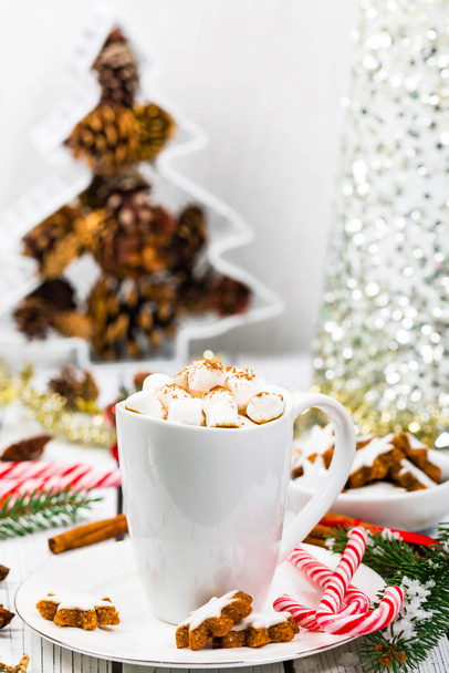 Noel ve yeni yıl kartı arka plan ile sıcak kakao Marshmallows ile. Seçici odak. - Fotoğraf, Görsel